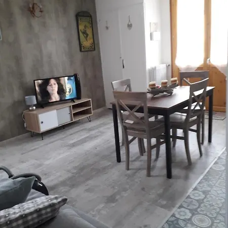 Enclos savoyard Appartement meublé 1chambre 1 canapé lits 3personnes Grand-Aigueblanche Extérieur photo